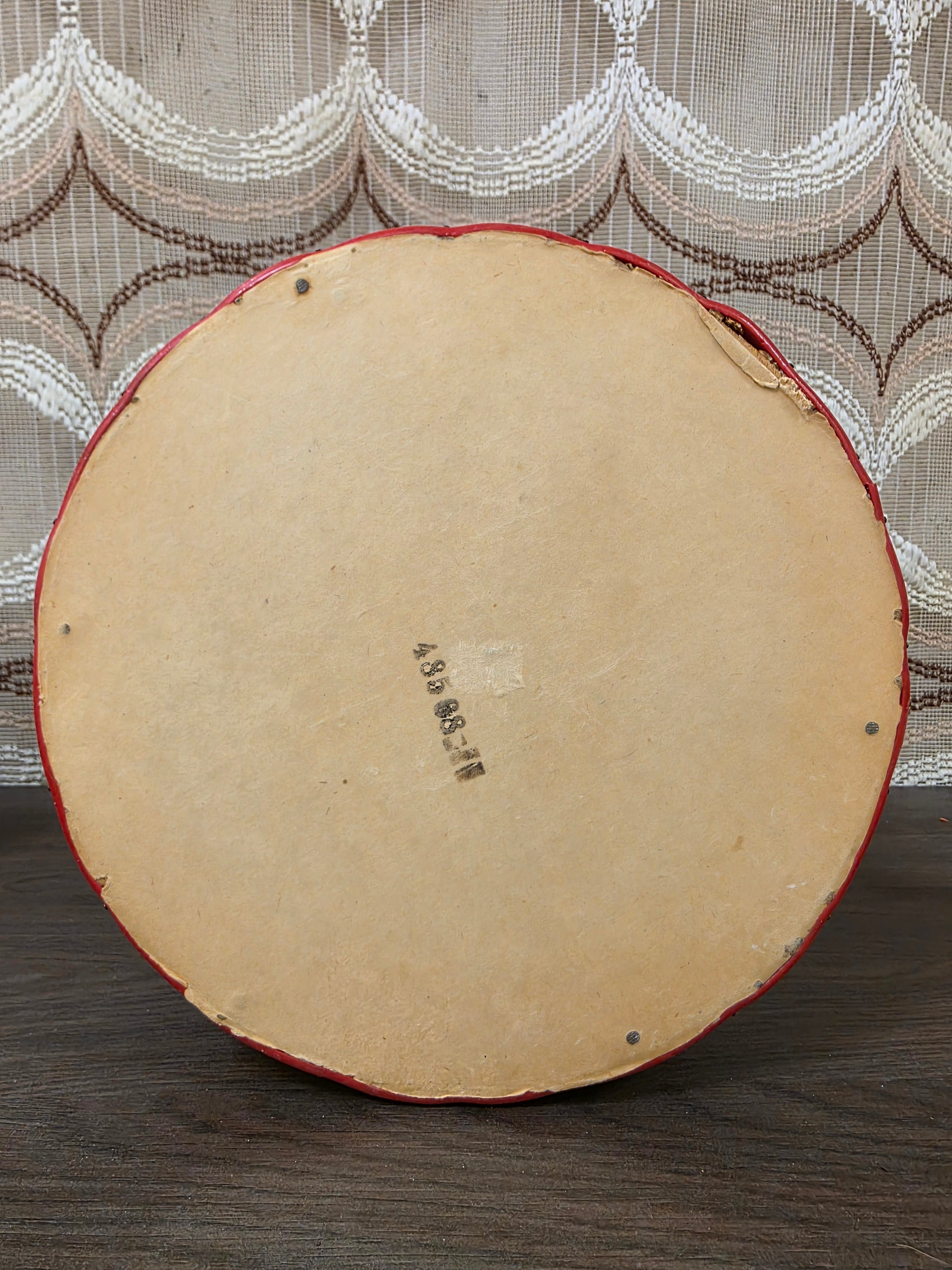 Vintage naaimand met rood satijnen binnenzijde