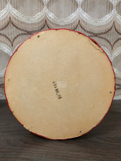 Vintage naaimand met rood satijnen binnenzijde