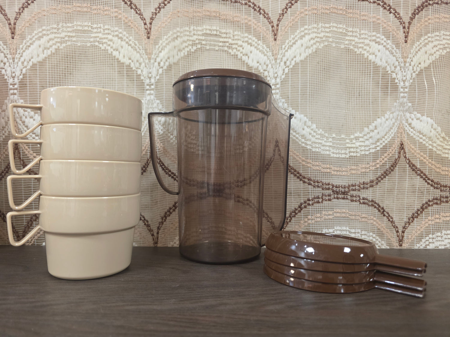 Vintage Plastimat schenkkan met 4 bekers en onderzetters