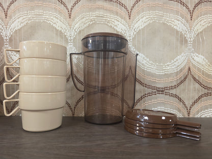 Vintage Plastimat schenkkan met 4 bekers en onderzetters