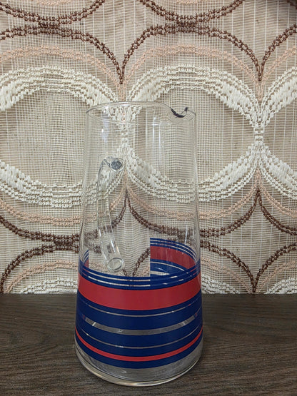 Vintage glazen karaf met rode en blauwe strepen