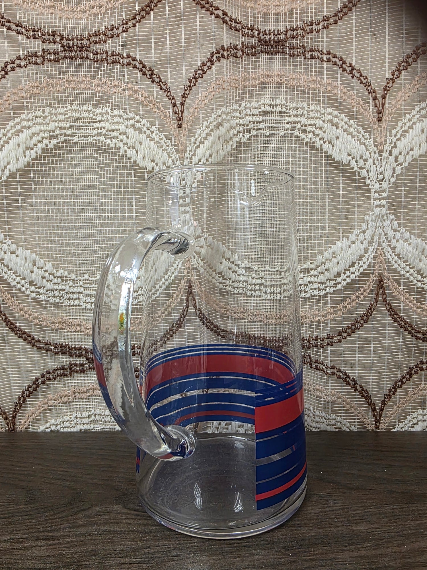 Vintage glazen karaf met rode en blauwe strepen