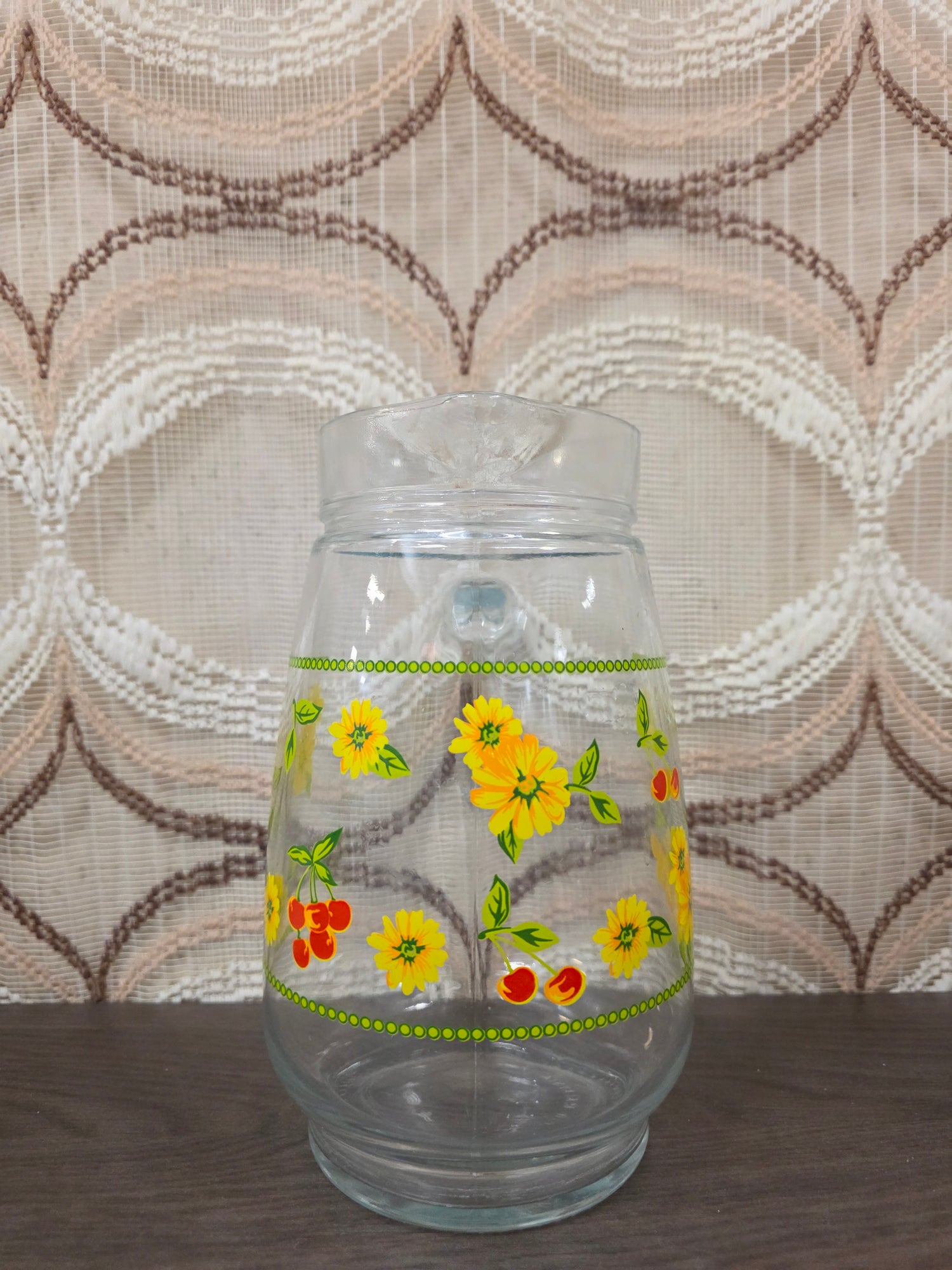 Vintage glazen karaf met gele bloemen