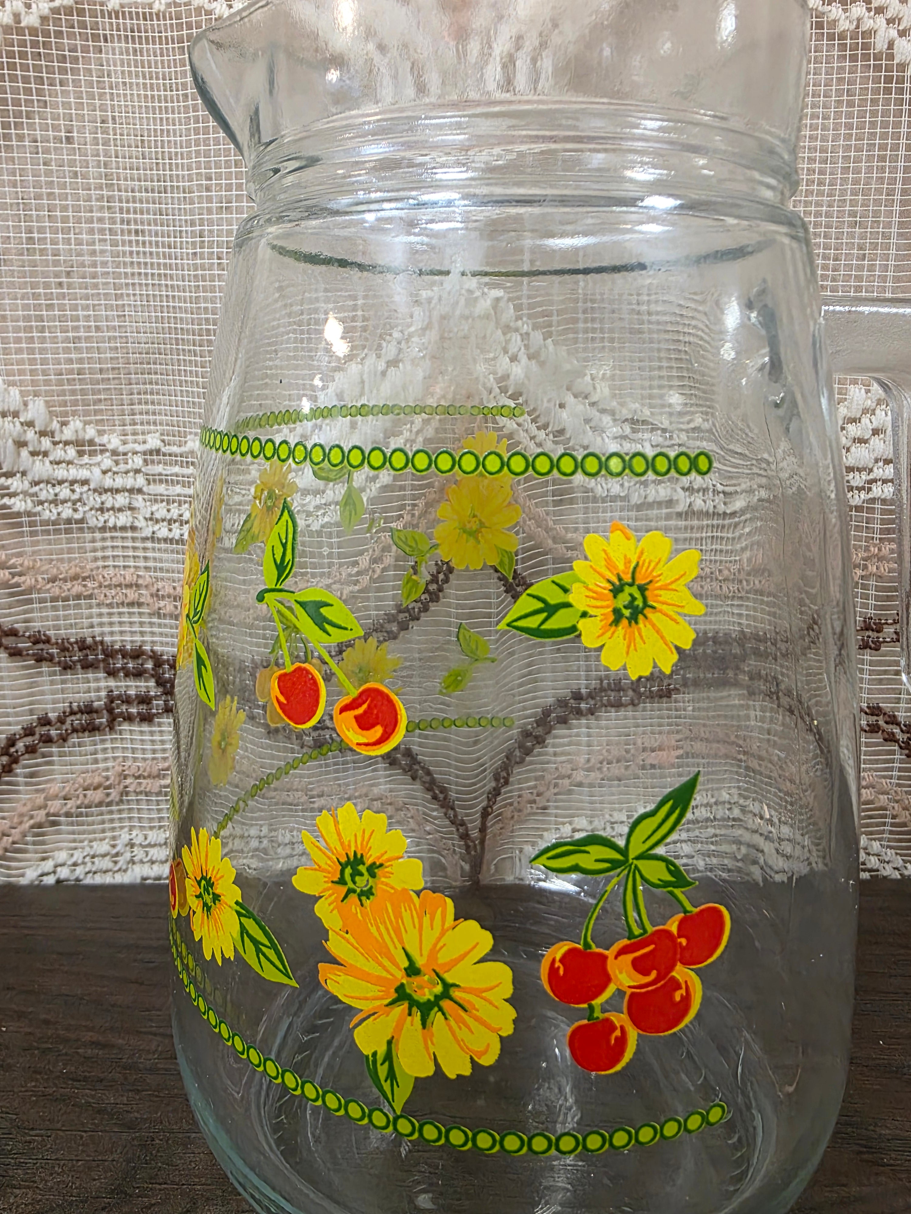 Vintage glazen karaf met gele bloemen