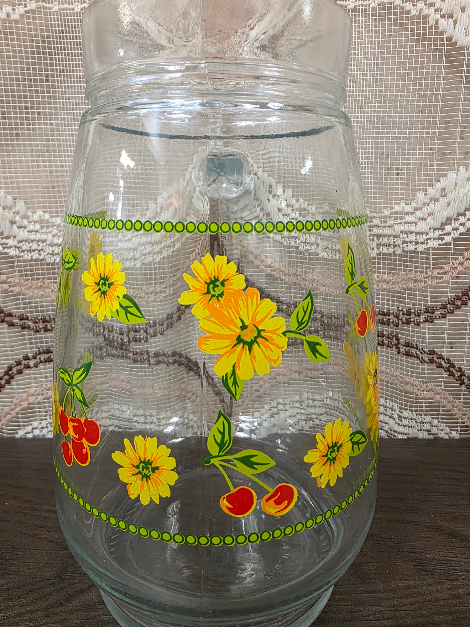 Vintage glazen karaf met gele bloemen