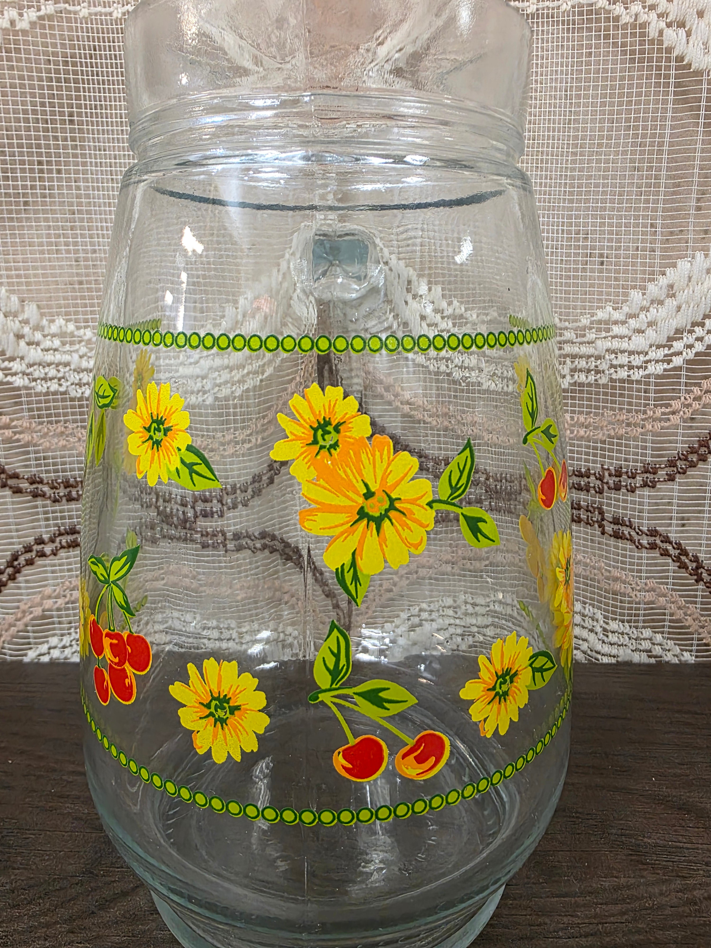 Vintage glazen karaf met gele bloemen