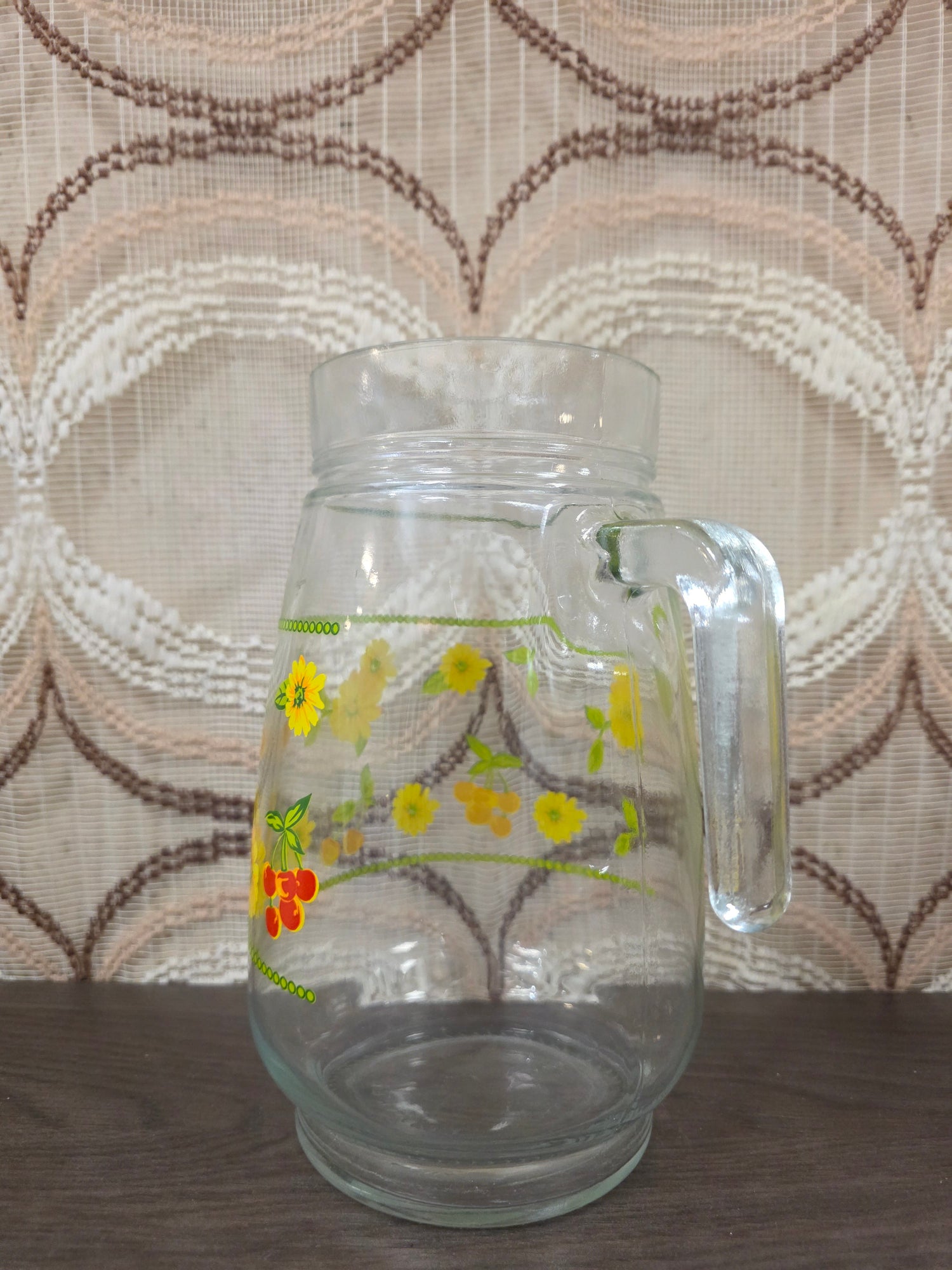Vintage glazen karaf met gele bloemen