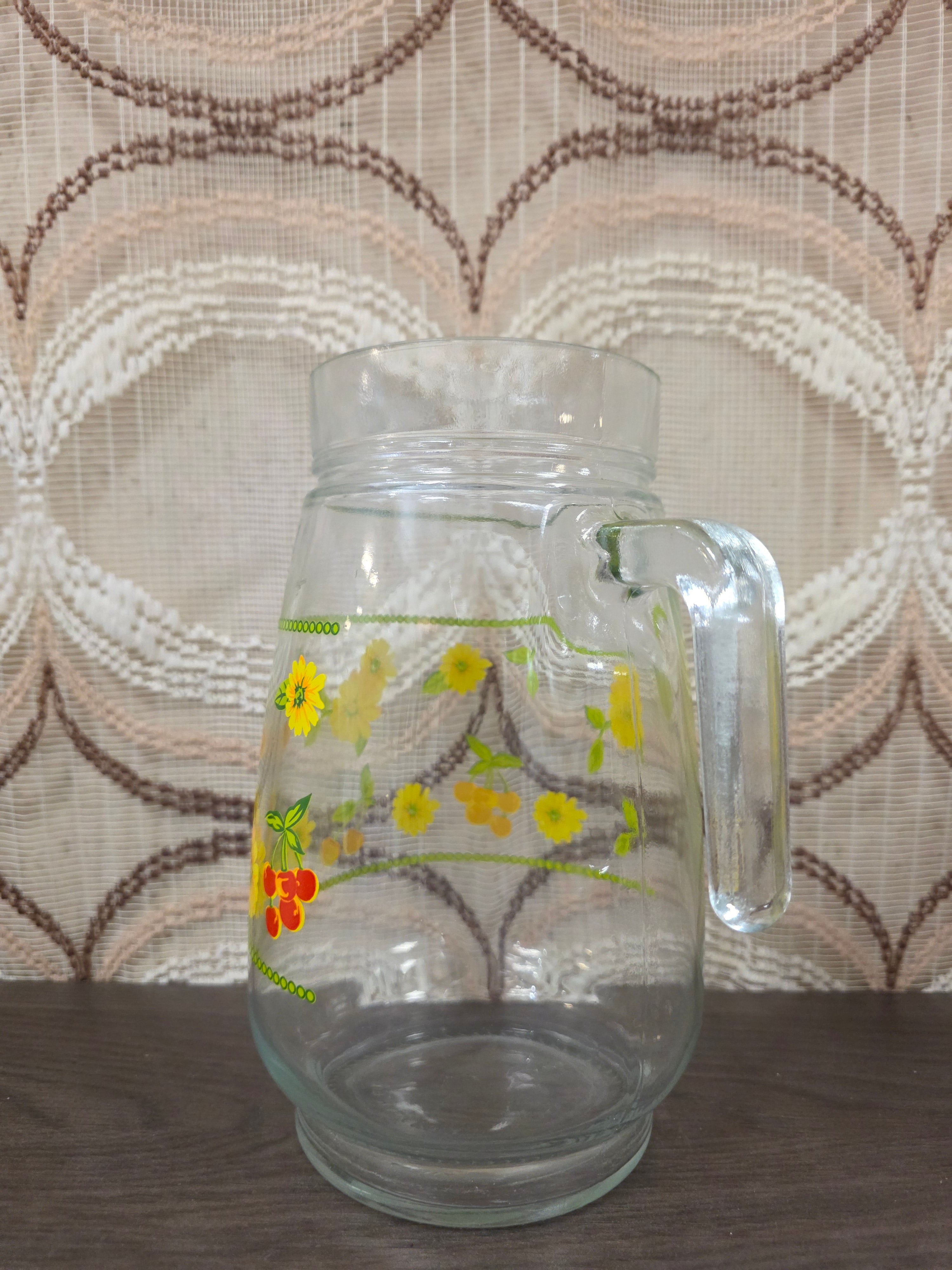 Vintage glazen karaf met gele bloemen