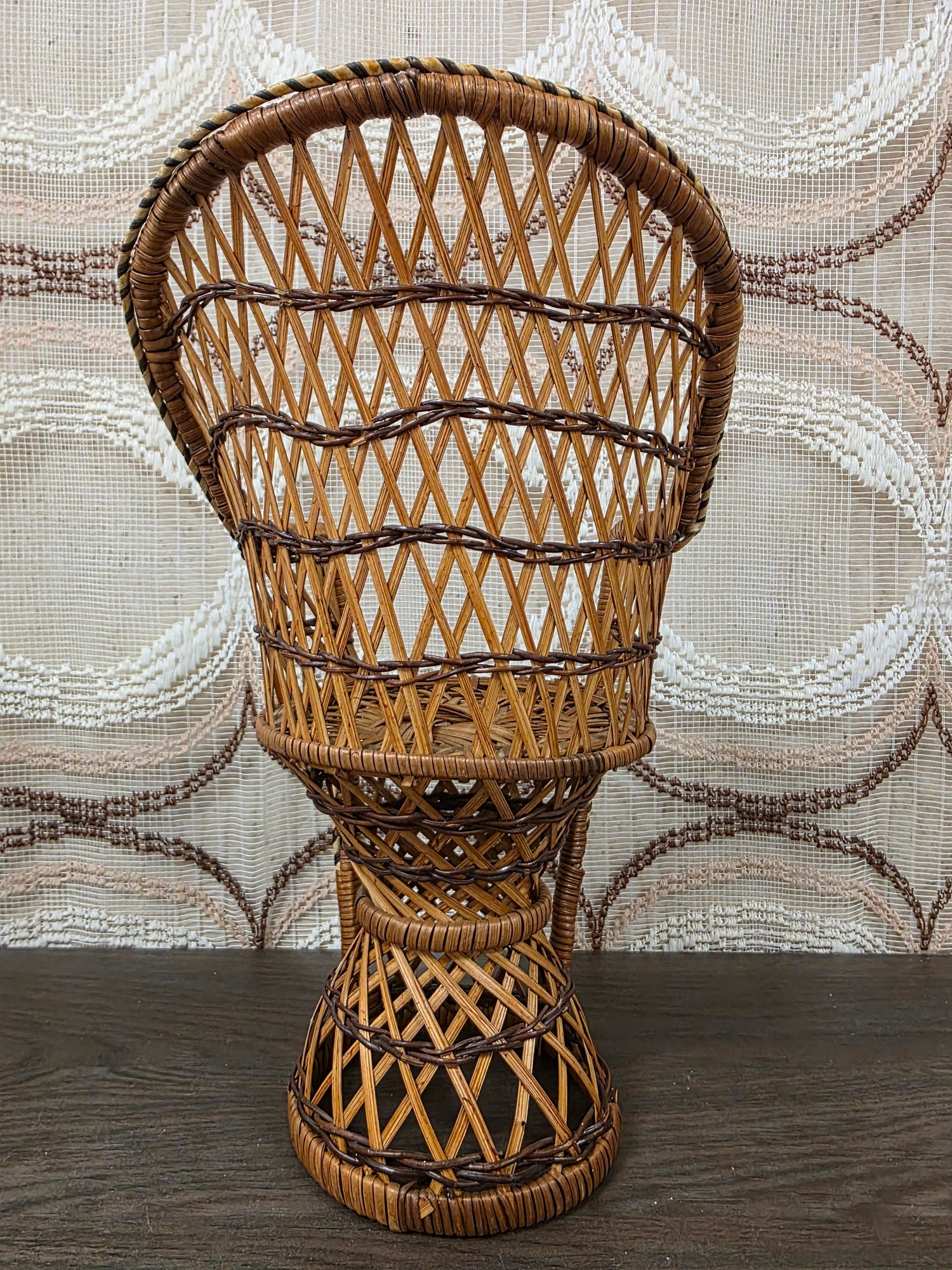 Vintage rotan poppenstoel circa 30 cm