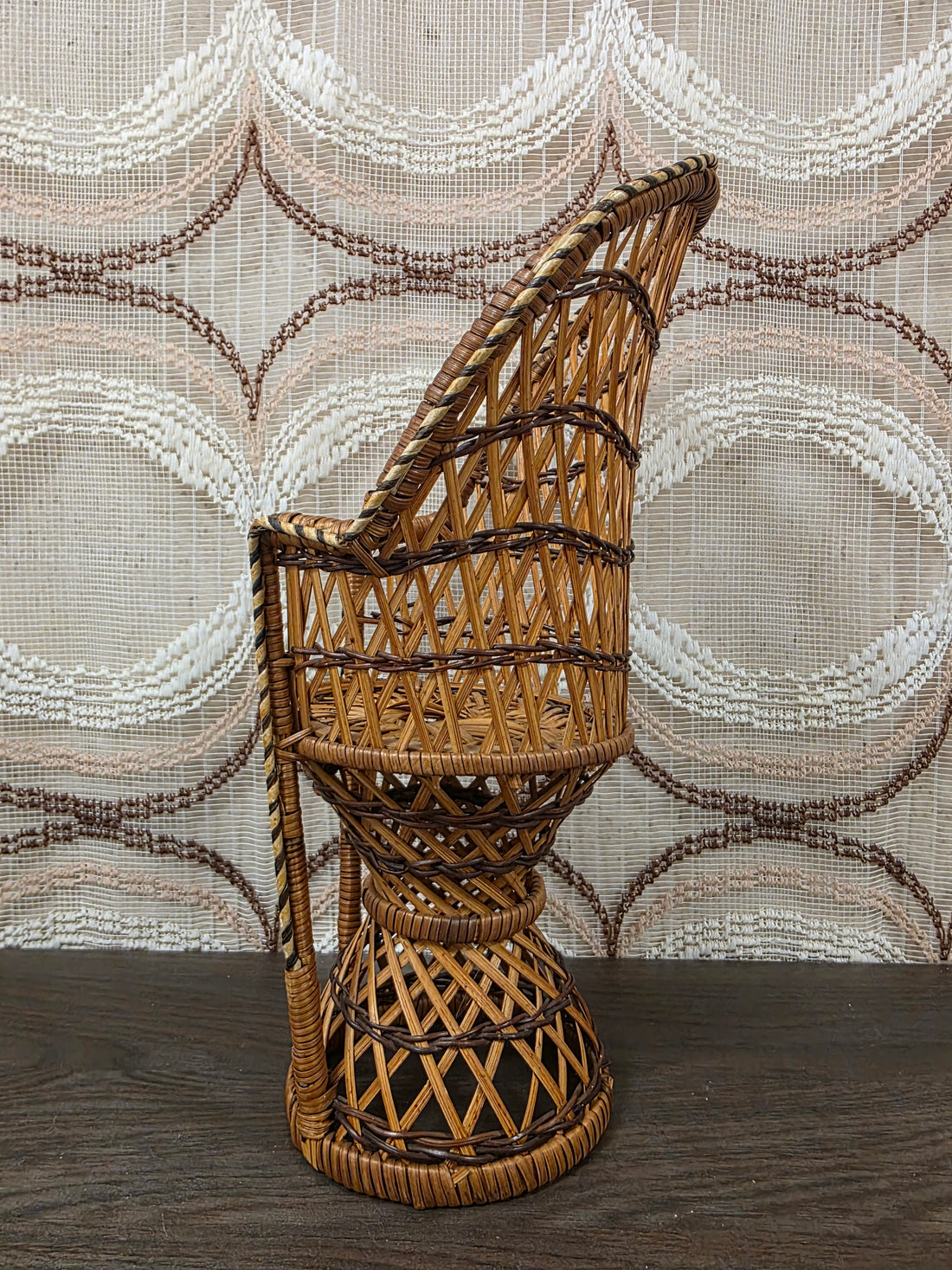 Vintage rotan poppenstoel circa 30 cm