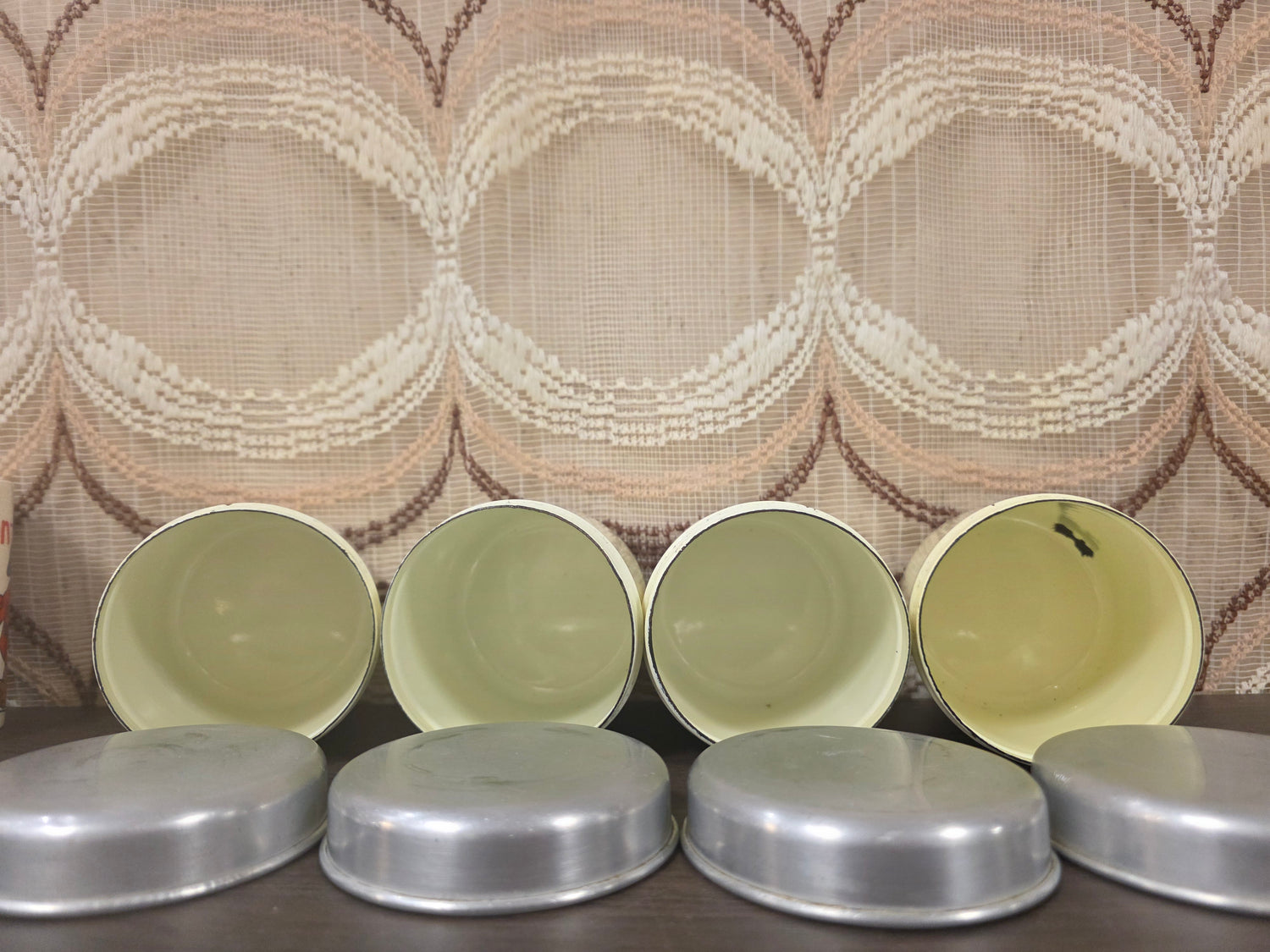 Vintage emaille kruidenbussen set van 4 met aluminium deksels