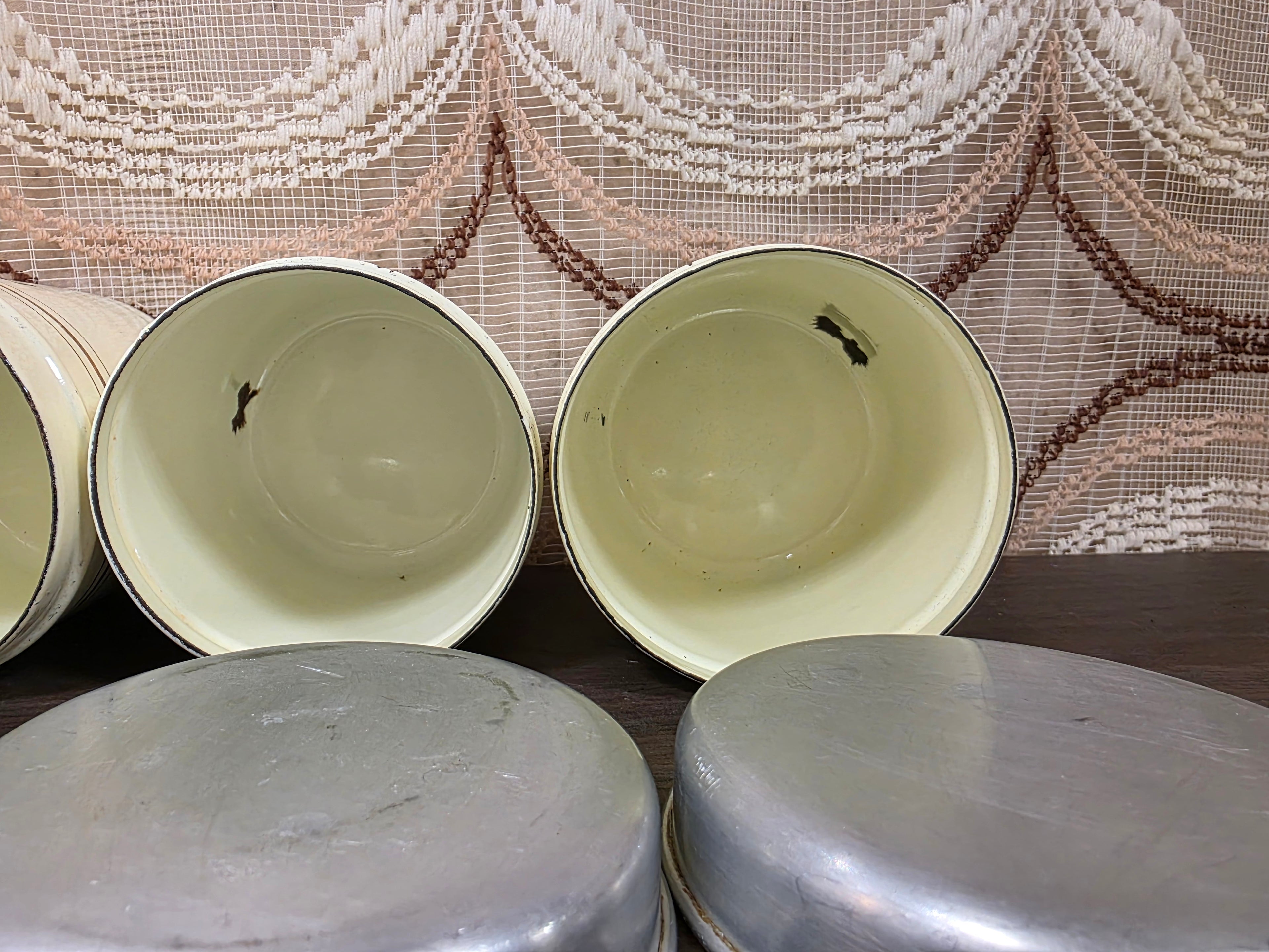 Vintage emaille kruidenbussen set van 4 met aluminium deksels
