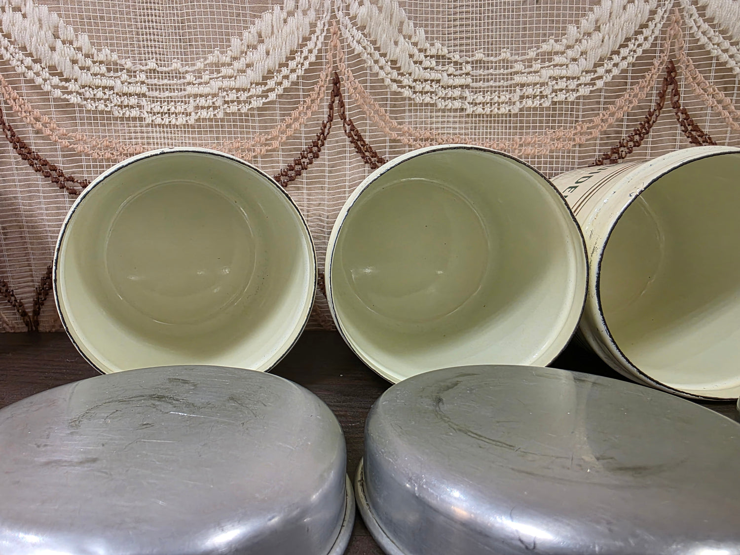 Vintage emaille kruidenbussen set van 4 met aluminium deksels