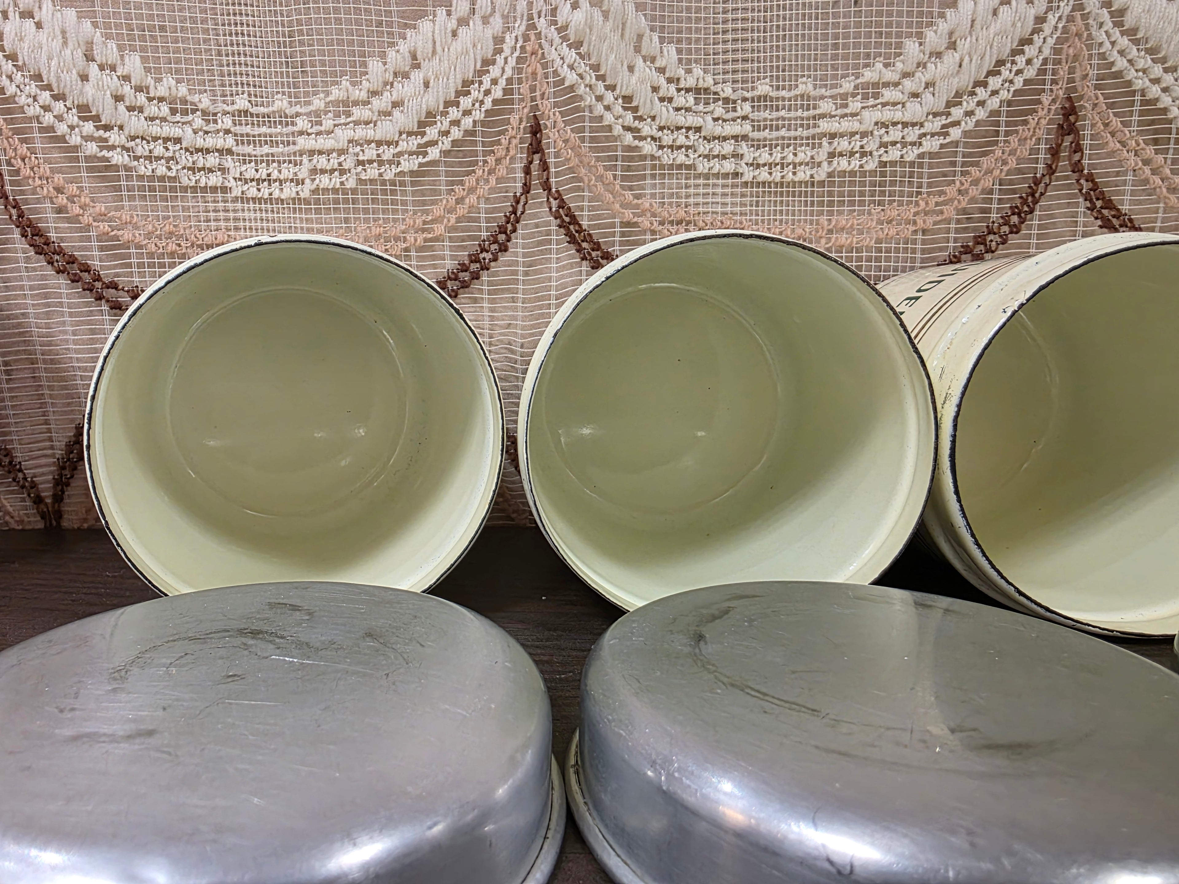 Vintage emaille kruidenbussen set van 4 met aluminium deksels
