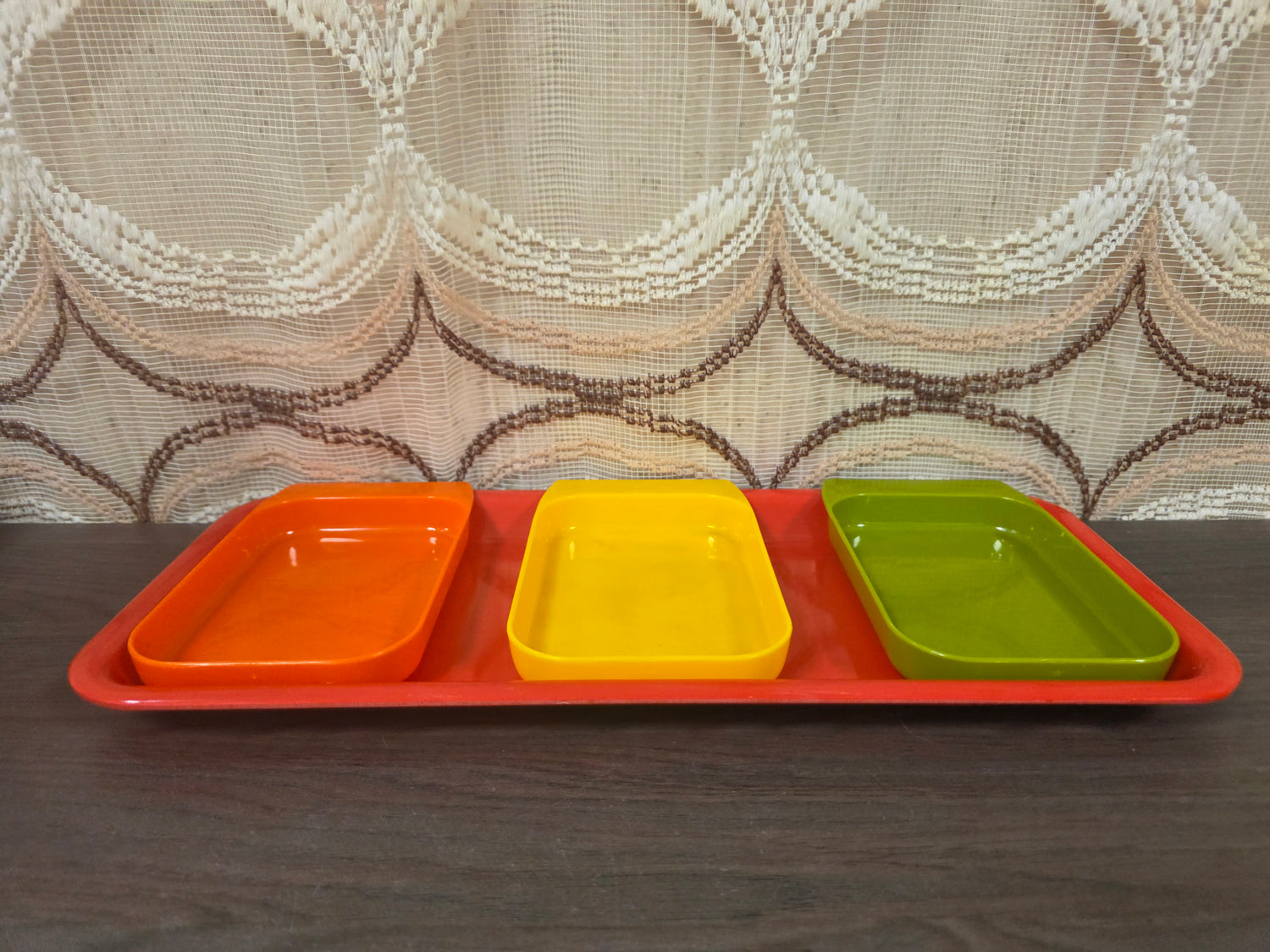Vintage serveerschaal met 4 snackschaaltjes kunststof