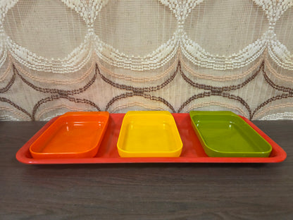 Vintage serveerschaal met 4 snackschaaltjes kunststof