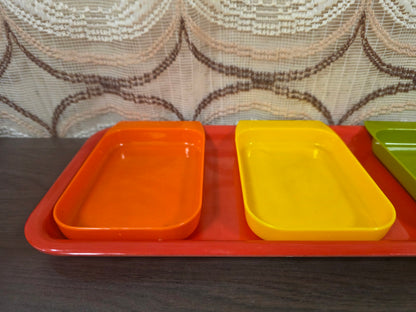 Vintage serveerschaal met 4 snackschaaltjes kunststof