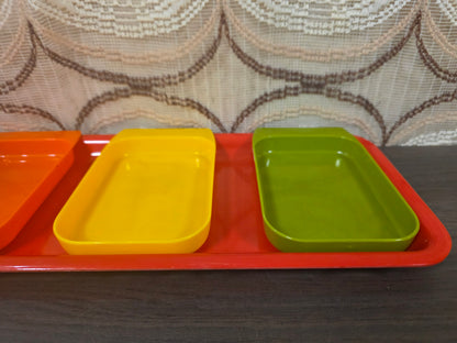 Vintage serveerschaal met 4 snackschaaltjes kunststof