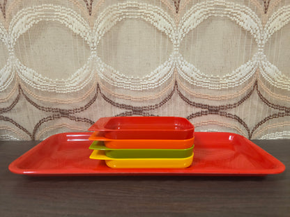 Vintage serveerschaal met 4 snackschaaltjes kunststof