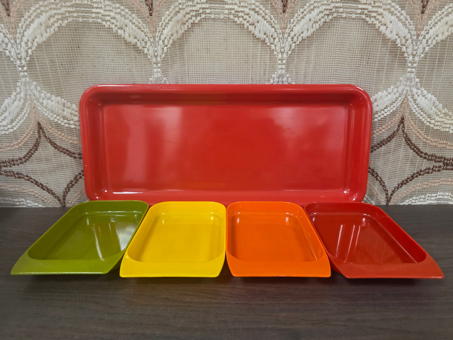 Vintage serveerschaal met 4 snackschaaltjes kunststof