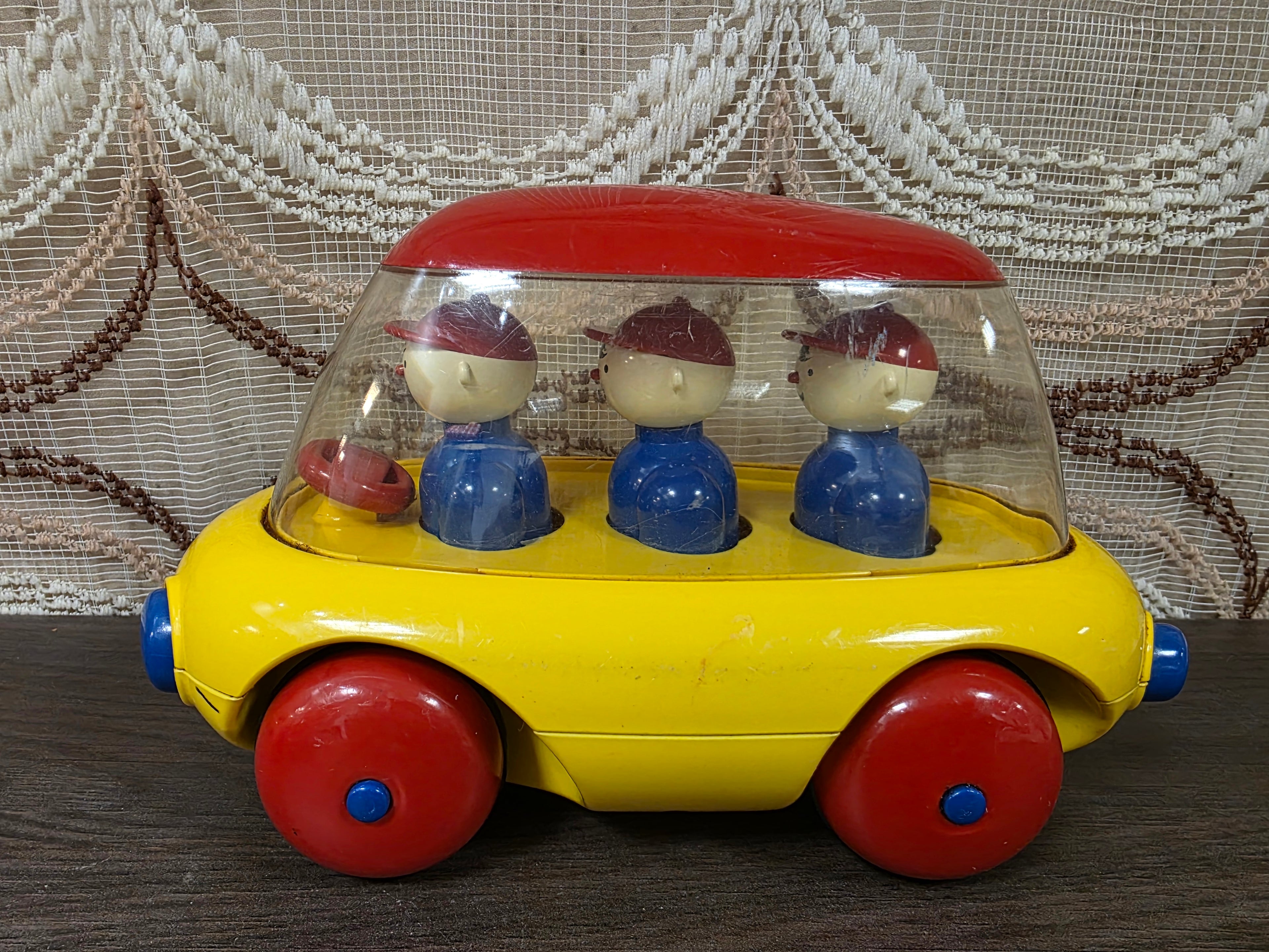 Ambi Toys vintage speelgoedauto met bewegende poppetjes