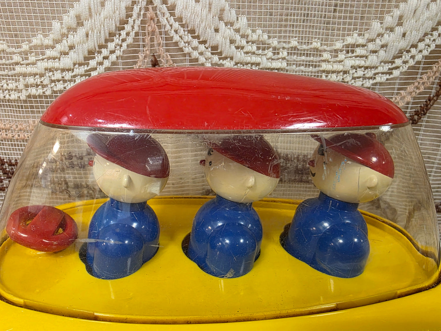 Ambi Toys vintage speelgoedauto met bewegende poppetjes