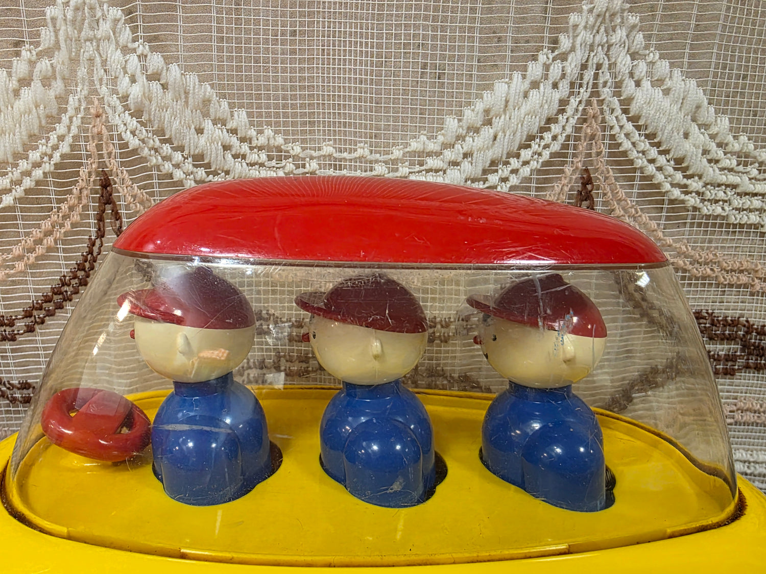 Ambi Toys vintage speelgoedauto met bewegende poppetjes