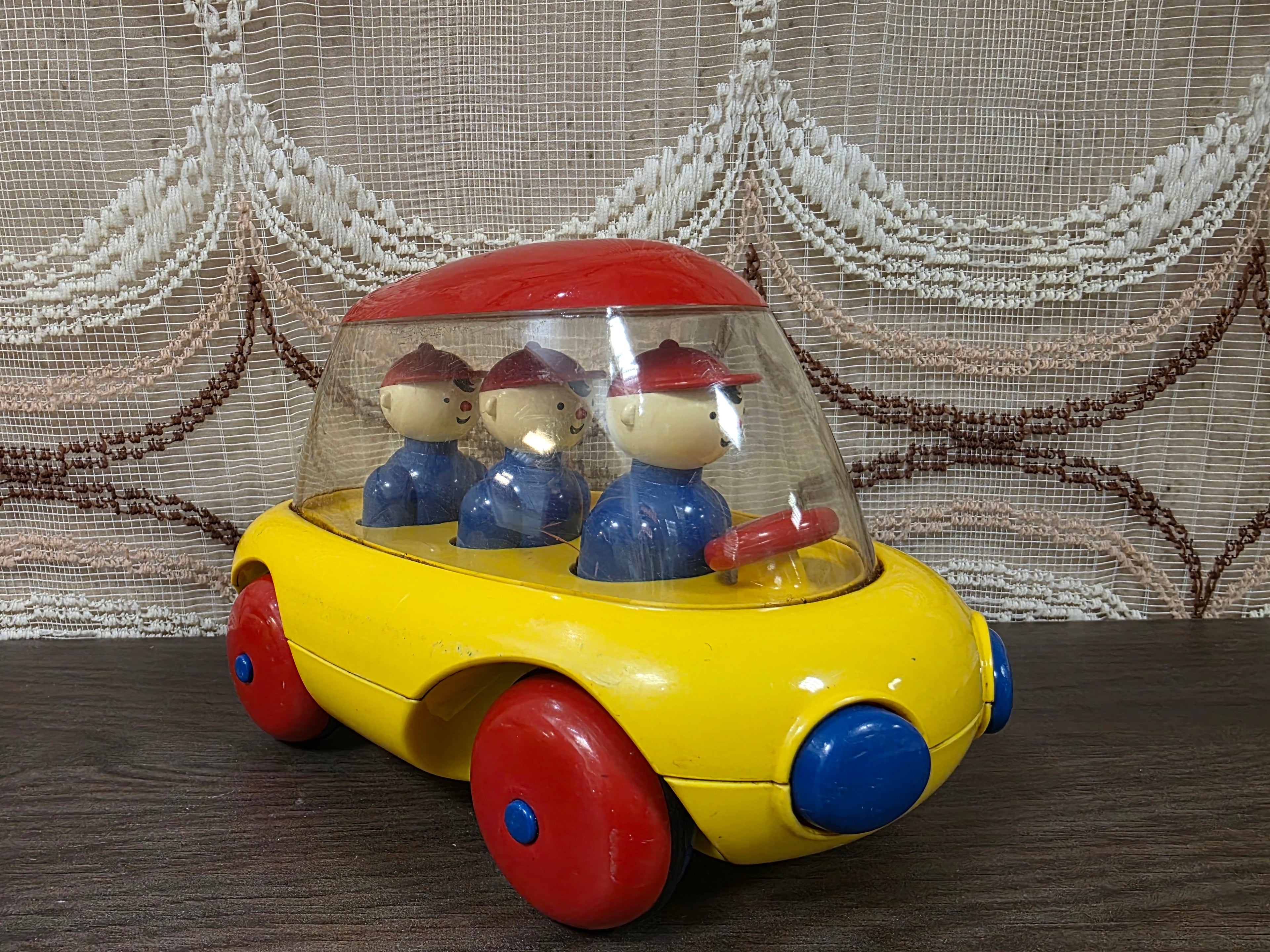 Ambi Toys vintage speelgoedauto met bewegende poppetjes