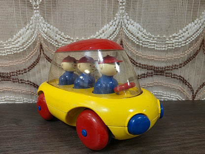 Ambi Toys vintage speelgoedauto met bewegende poppetjes