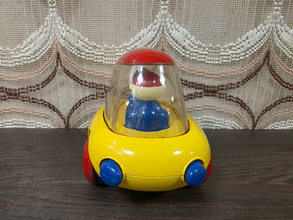 Ambi Toys vintage speelgoedauto met bewegende poppetjes