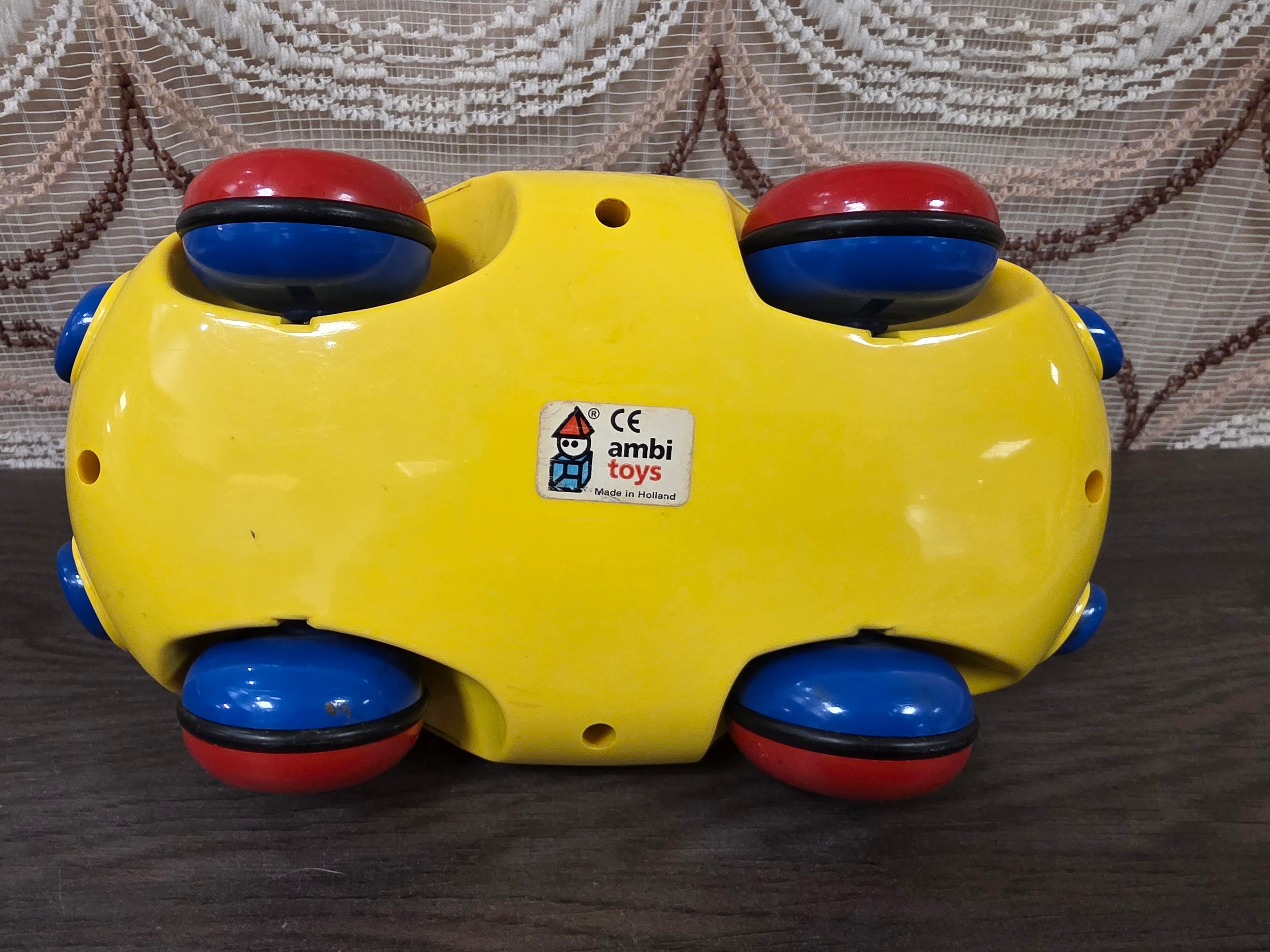 Ambi Toys vintage speelgoedauto met bewegende poppetjes
