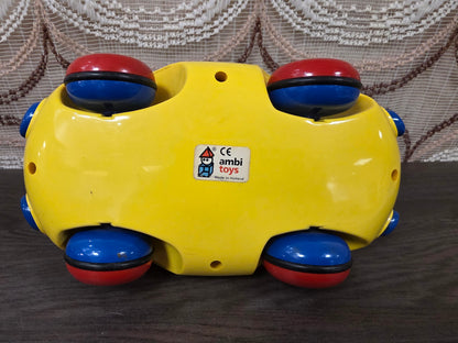 Ambi Toys vintage speelgoedauto met bewegende poppetjes