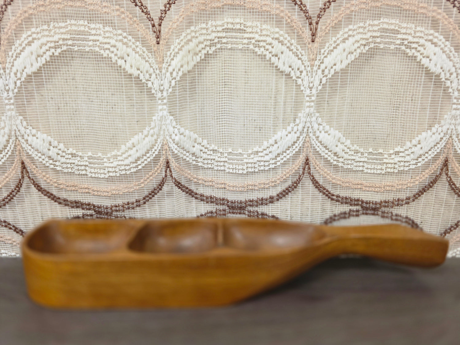 Vintage houten snackschaal met handgreep en 3 vakken
