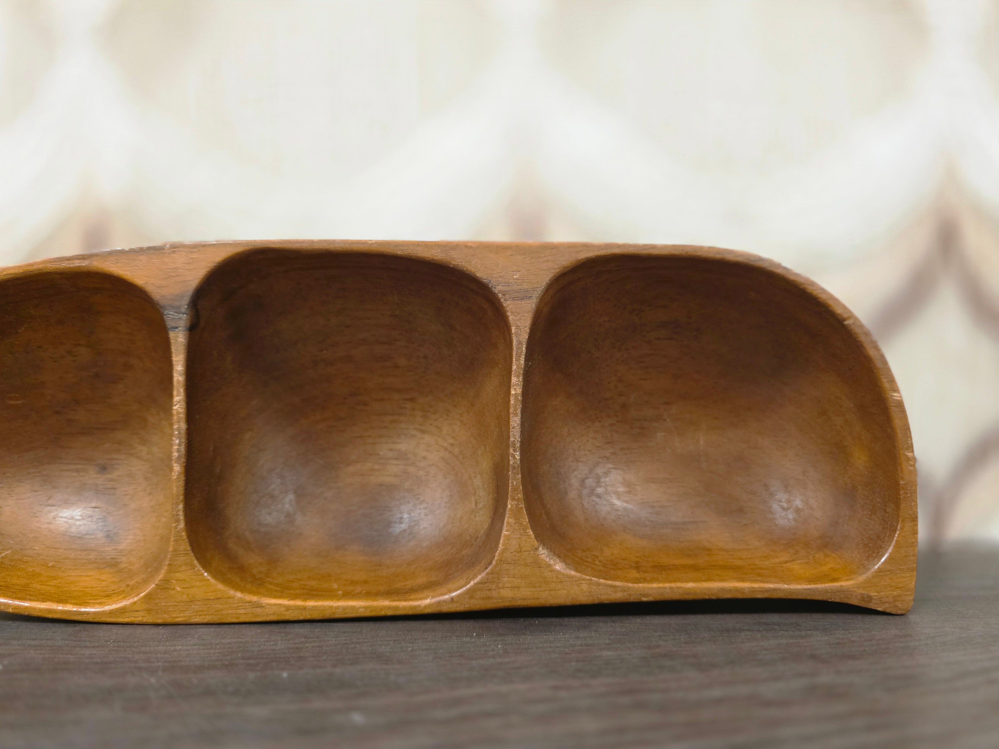 Vintage houten snackschaal met handgreep en 3 vakken