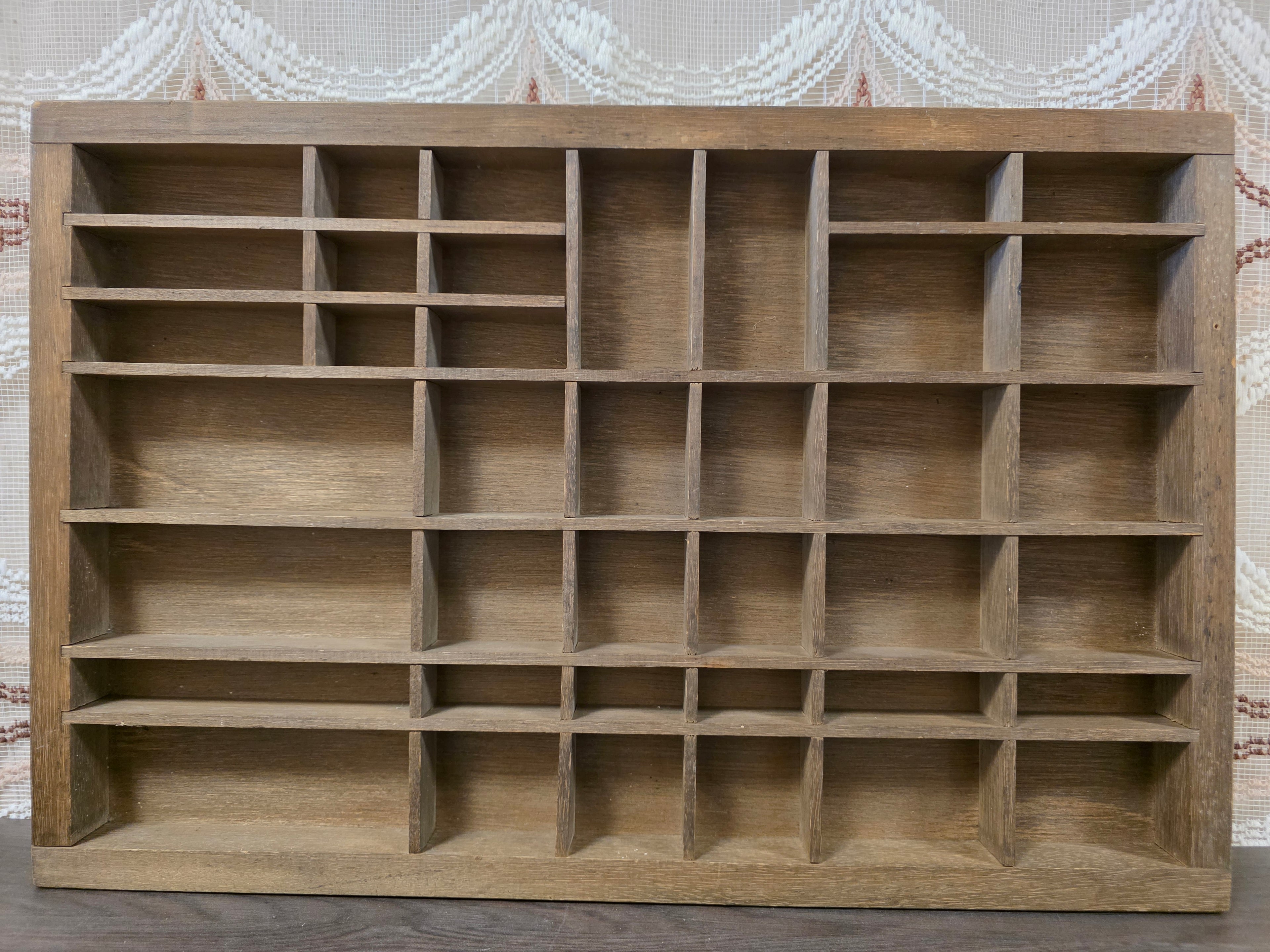 Vintage houten letterbak voor miniaturen en verzameling