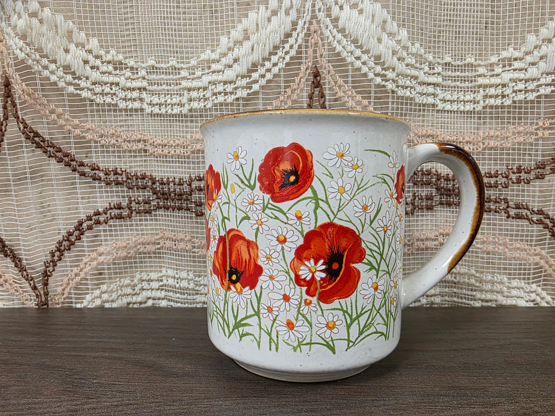 Vintage koffiebeker met klaprozen en margrieten