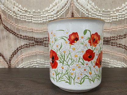 Vintage koffiebeker met klaprozen en margrieten
