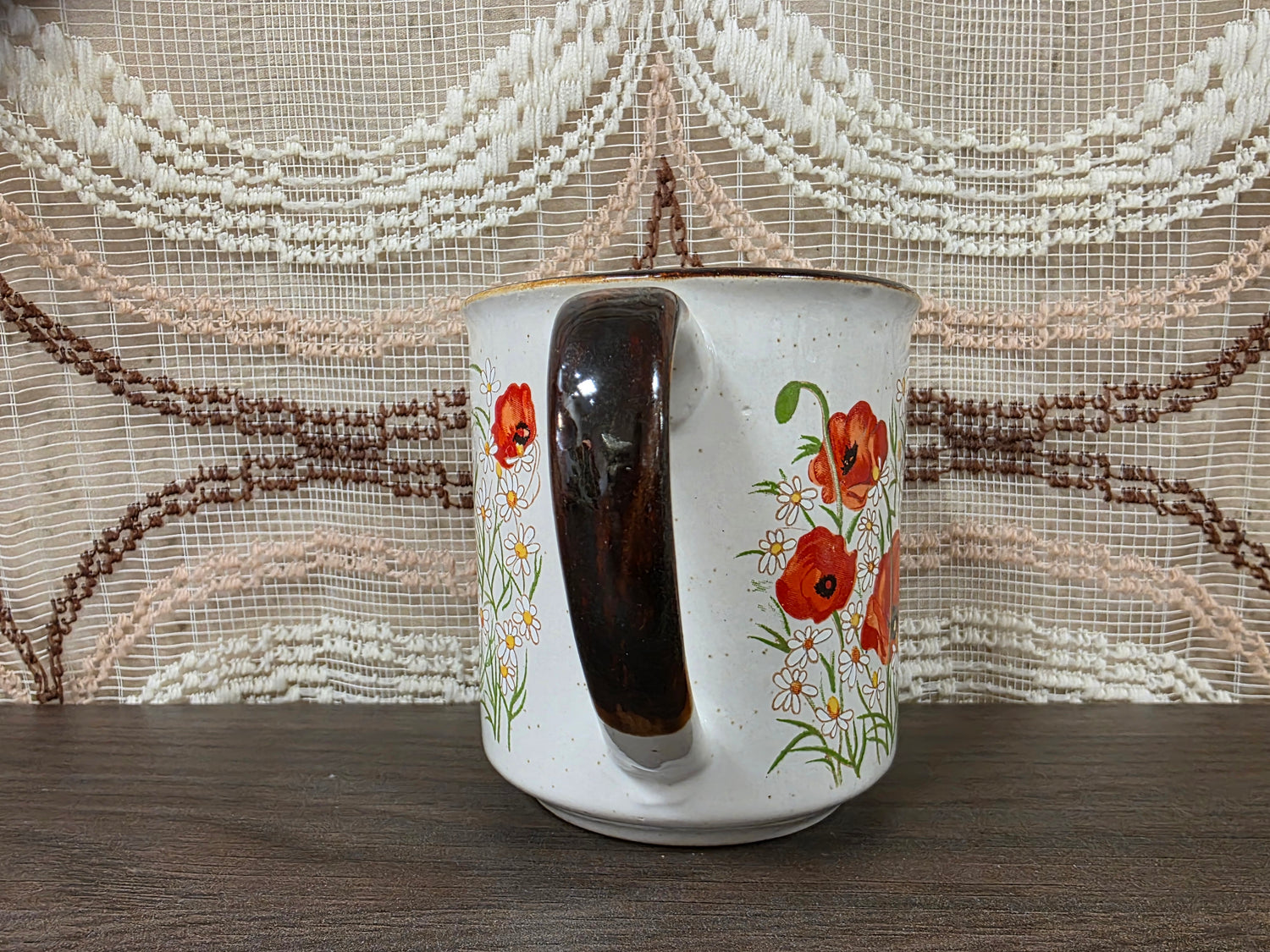 Vintage koffiebeker met klaprozen en margrieten
