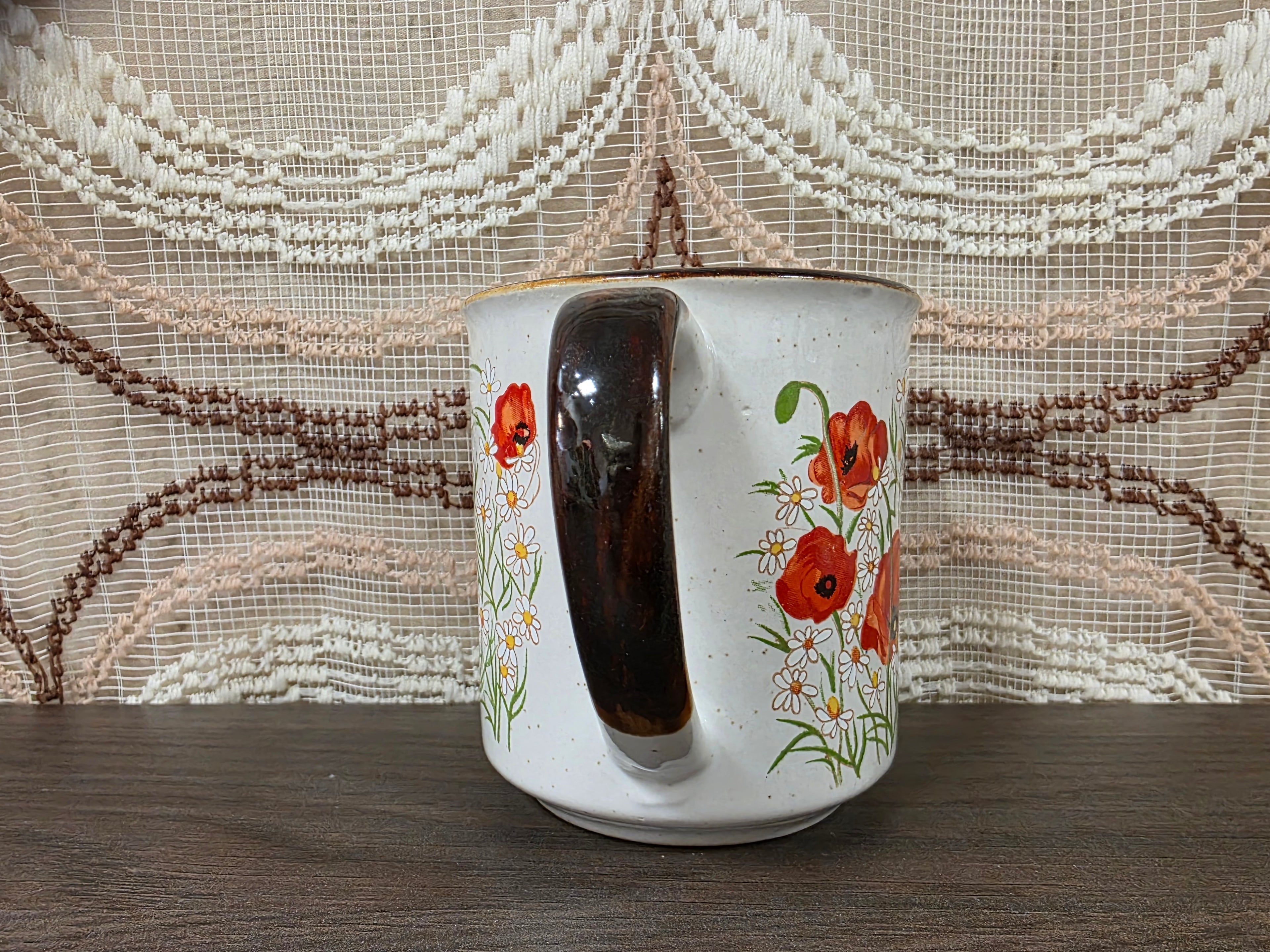 Vintage koffiebeker met klaprozen en margrieten