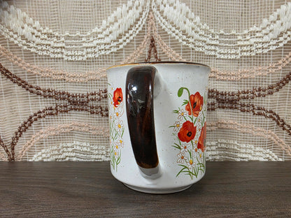 Vintage koffiebeker met klaprozen en margrieten