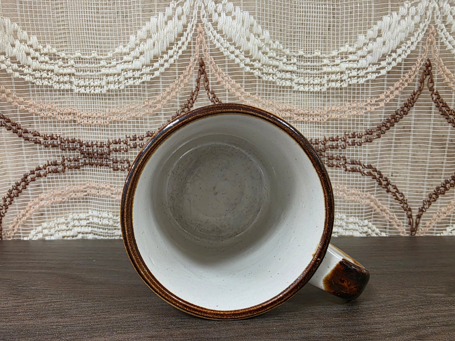 Vintage koffiebeker met klaprozen en margrieten