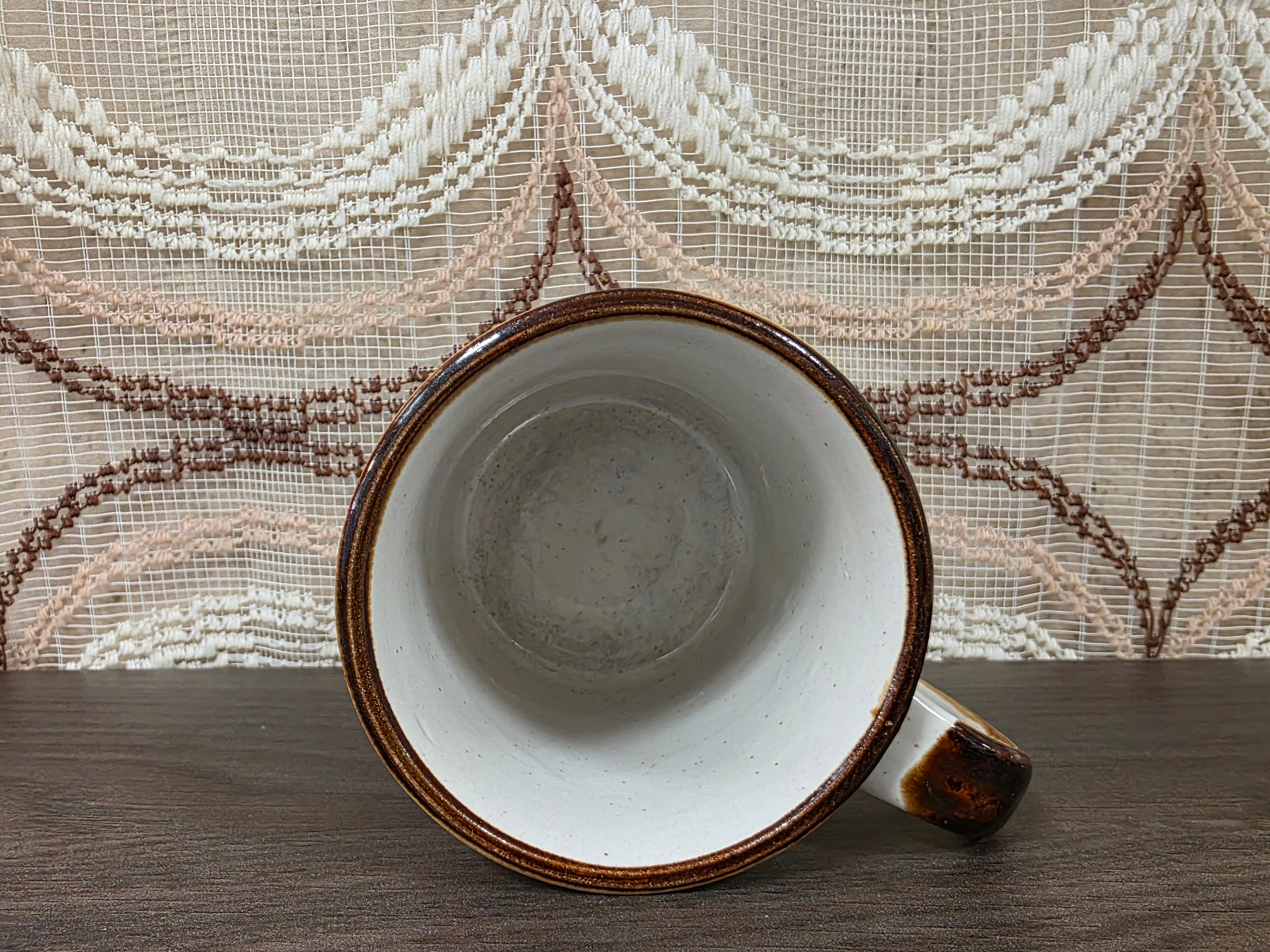 Vintage koffiebeker met klaprozen en margrieten