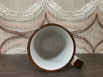 Vintage koffiebeker met klaprozen en margrieten