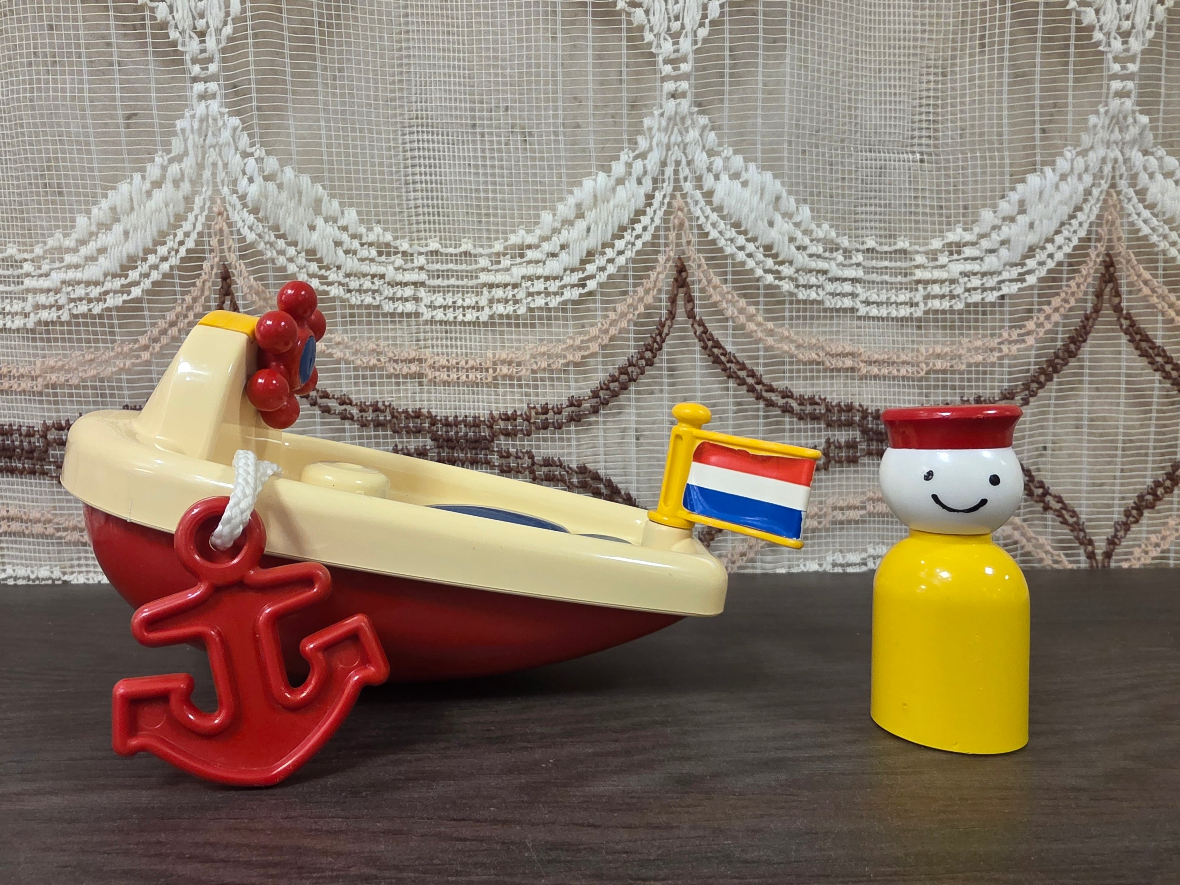 Ambi Toys Baby Boat E356 met geel poppetje