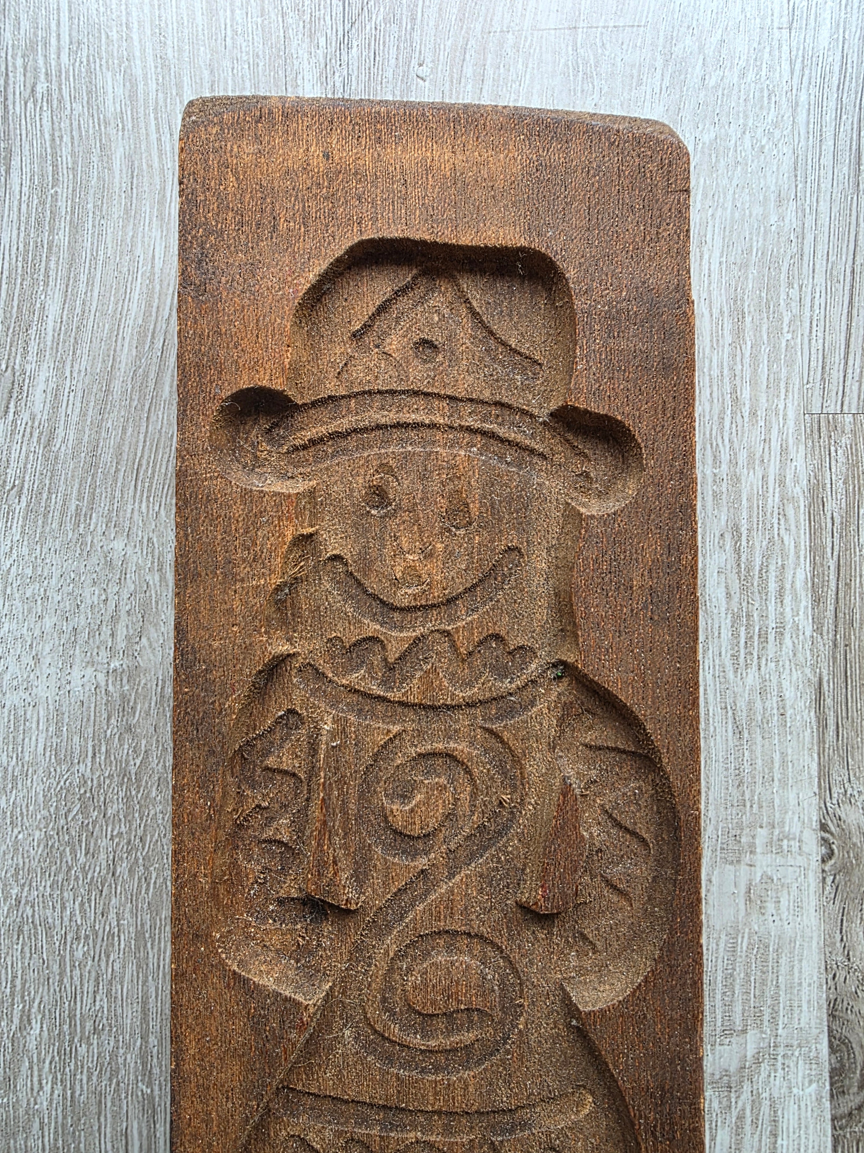 Houten speculaasplank met mannenfiguur