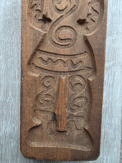 Houten speculaasplank met mannenfiguur