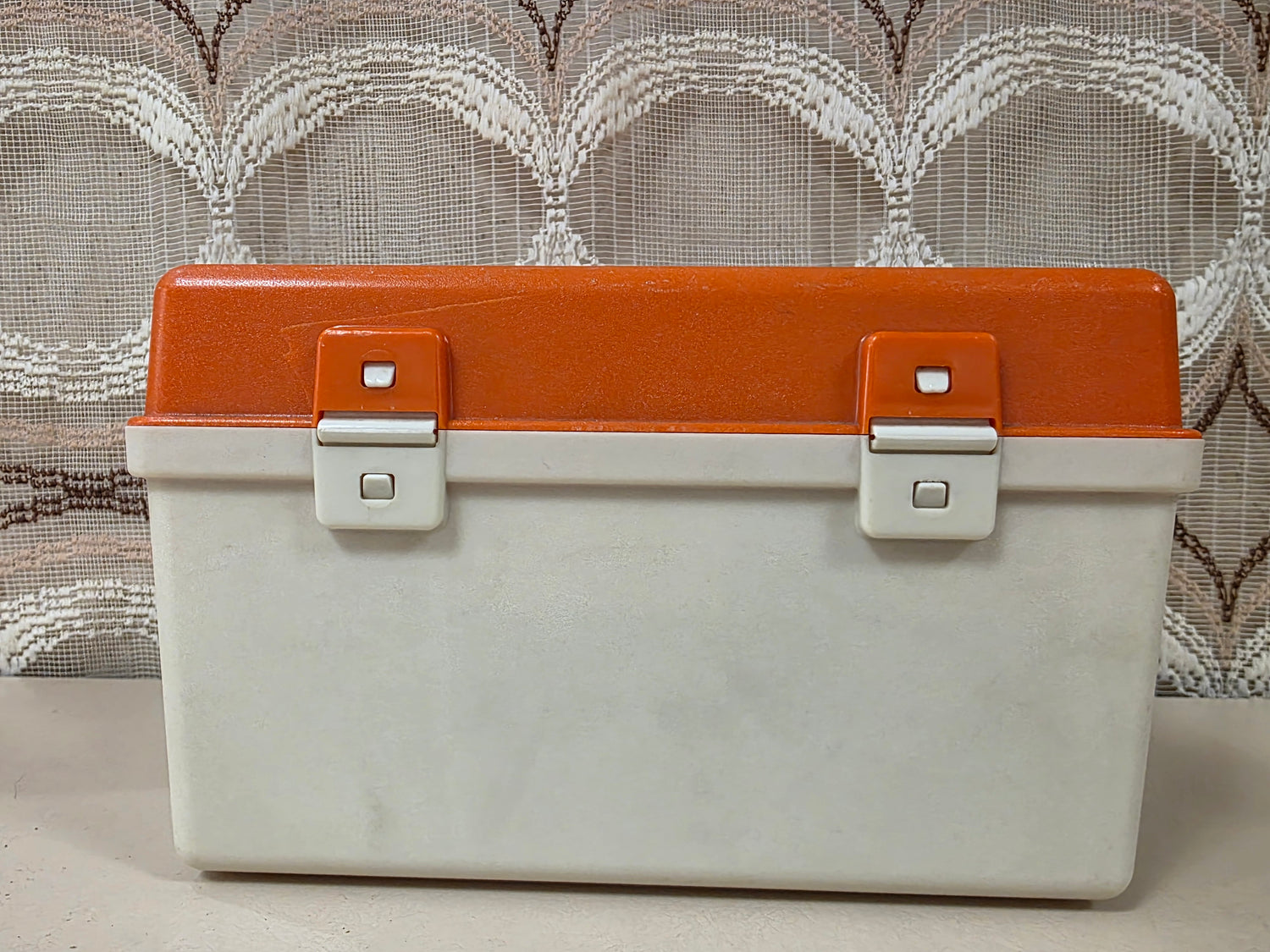 Vintage naaibox oranje wit met gareninzet