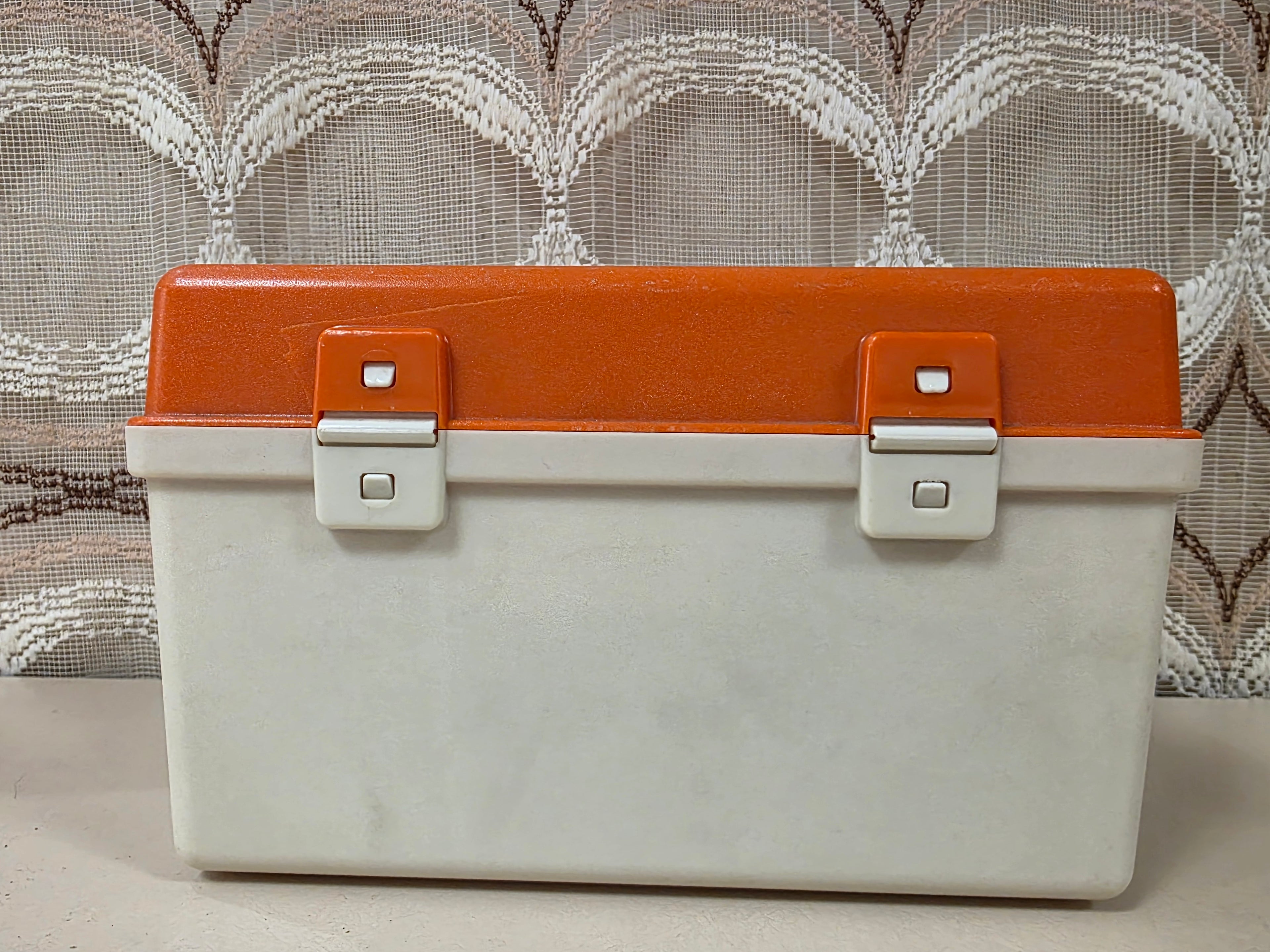 Vintage naaibox oranje wit met gareninzet