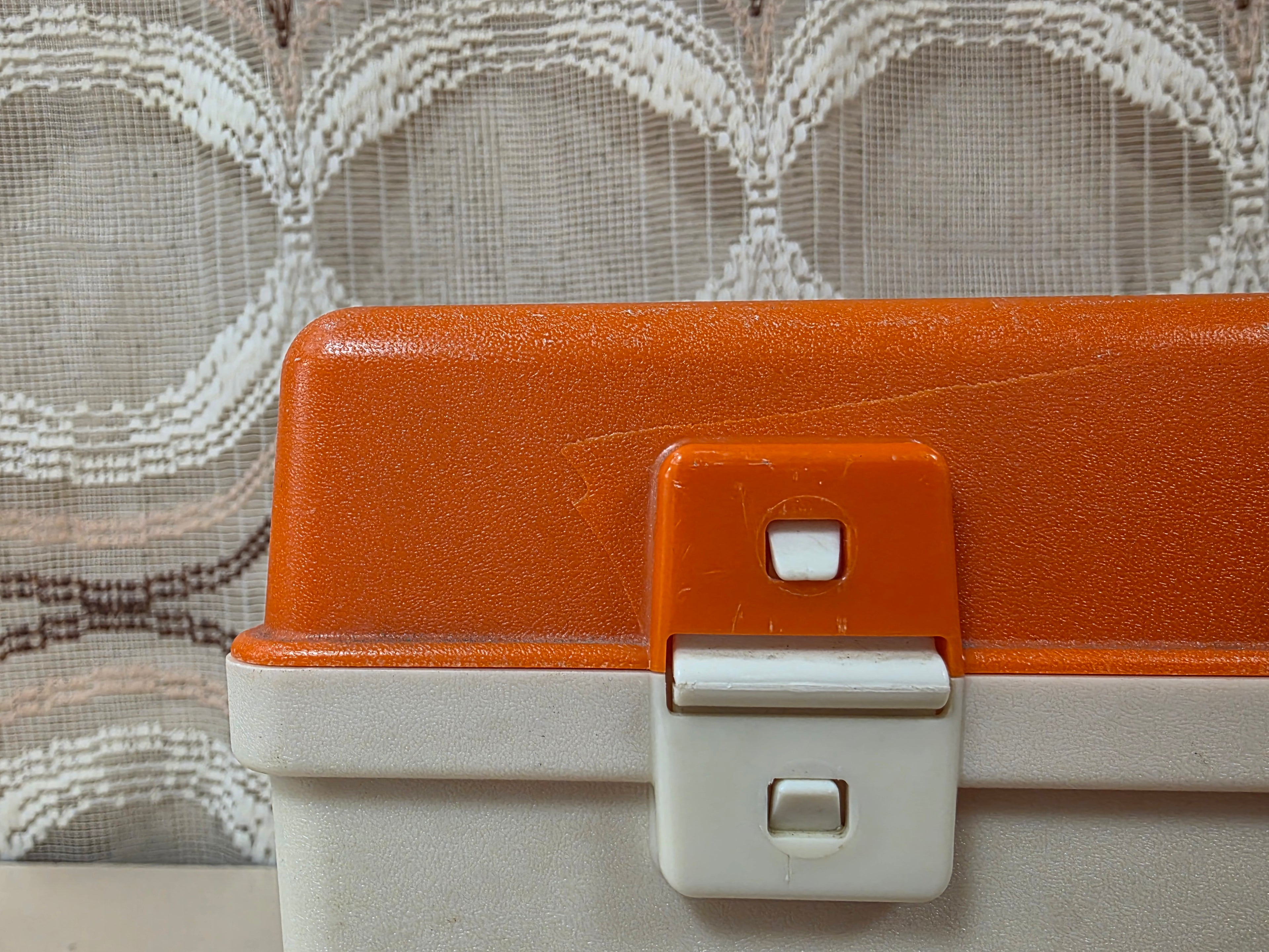 Vintage naaibox oranje wit met gareninzet