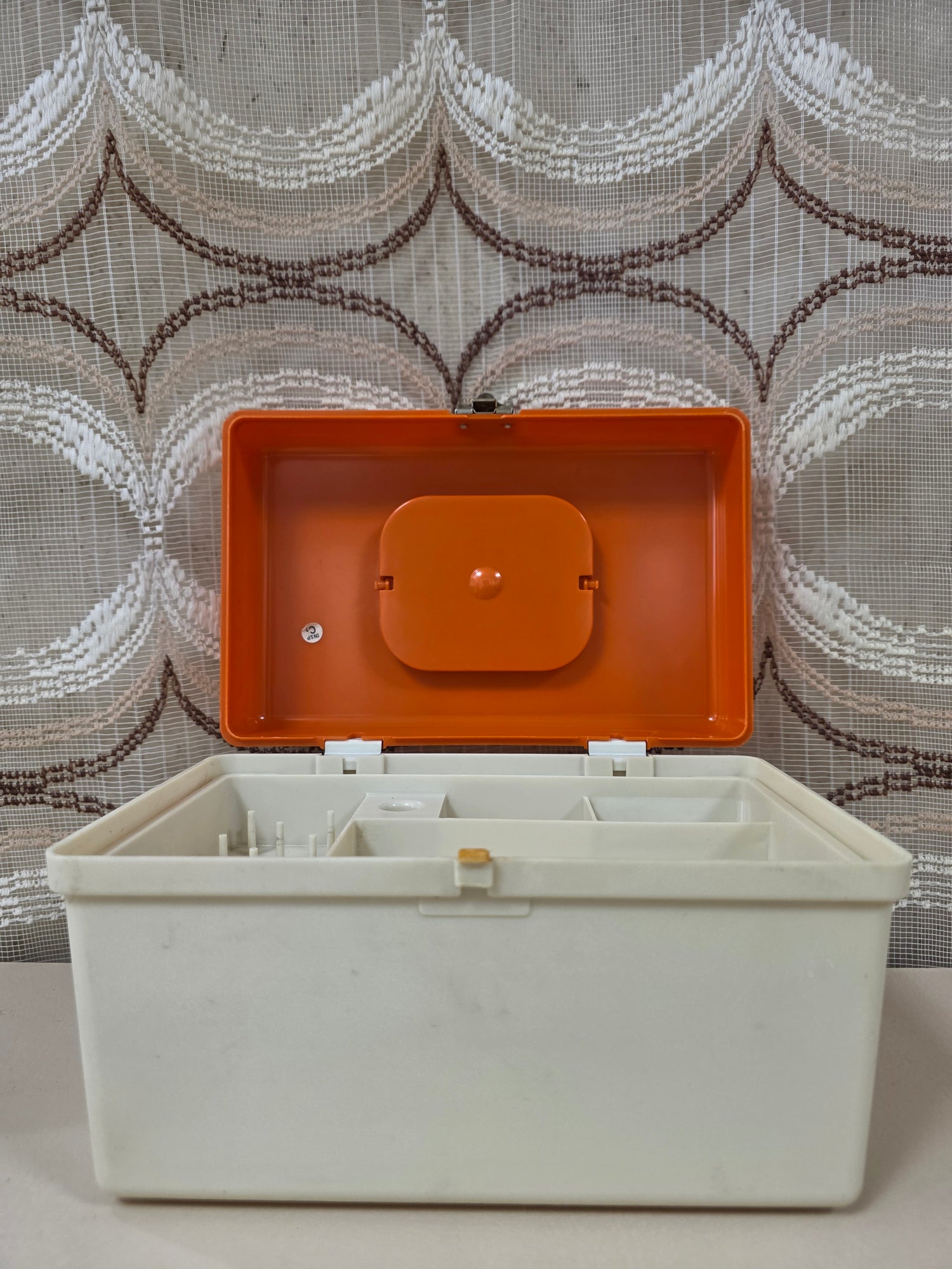 Vintage naaibox oranje wit met gareninzet